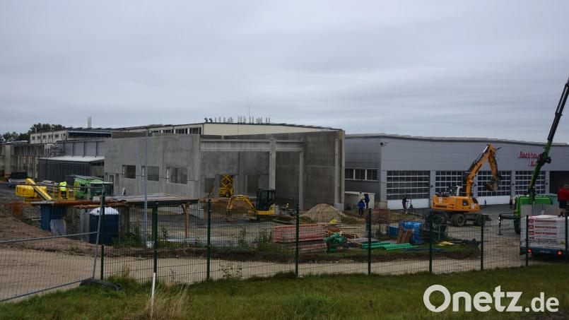 Derzeit laufen am Produktionsstandort des Backhauses Kutzer Erweiterungsarbeiten. Mit den Bebauungsplanänderungen will sich das Unternehmen fit für die Zukunft und mögliche Erweiterungen machen. Bild: jr