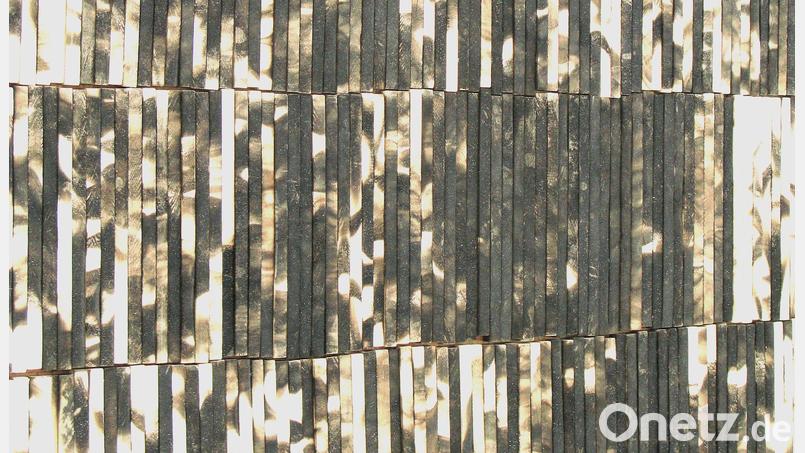 Das KoOpf-Kunstnacht-Projekt des Vereins Hausfluss: Holzlamellen werden nach einer japanischen Methode verkohlt und danach zu einem großen Mosaikbild zusammengefügt. Bild: Kunst- und Kulturverein Hausfluss/exb