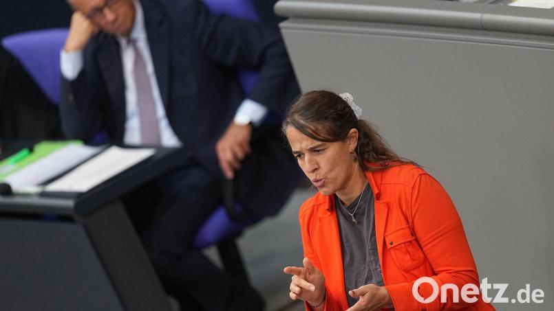 Die SPD-Abgeordnete Heike Heubach hielt ihre vierte Bundestagsrede in Gebärdensprache. Bild: Michael Kappeler/dpa