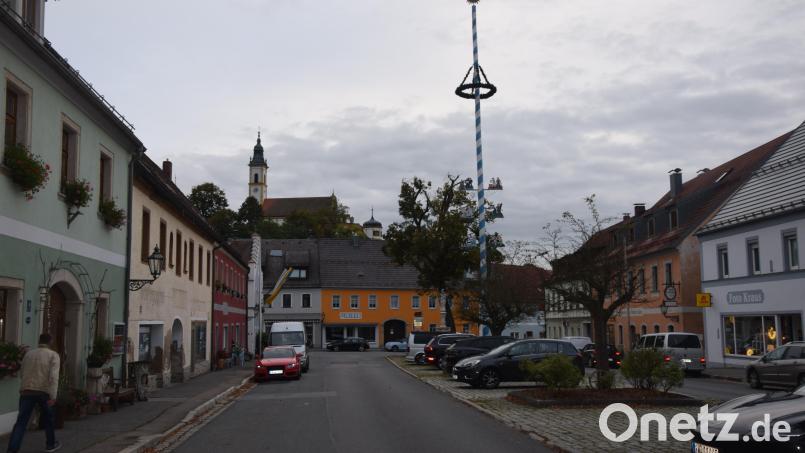 Der Stadtplatz von vorne links bis zur Kirche hin ist zentrale Maßnahme der Gestaltung des Marktbereichs. Pflasterung in Naturstein vorgesehen. Bild: fz