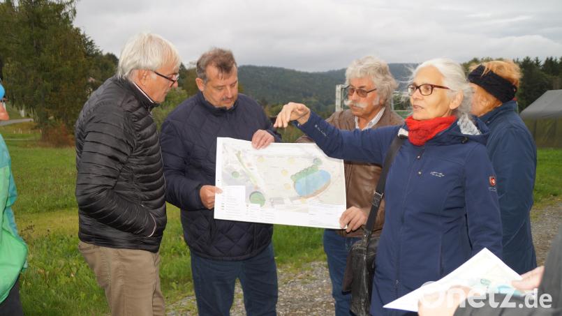 Anne Wendl vom Büro Landimpuls erläuterte Stadträten und Bürgern die Pläne für den Dorfplatz Rackenthal. Bild: wel