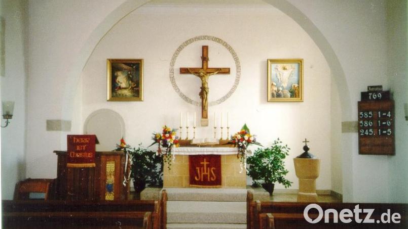 In der Martin-Luther-Kirche hängen verschiedene Gemälde und natürlich das Kreuz mit Christusfigur. Bild: hdk