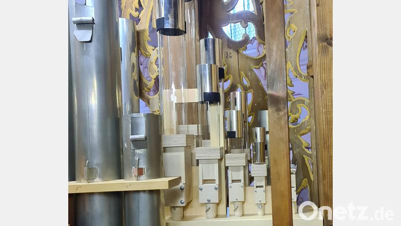 Die Glasröhren sind im Orgelprospekt auf der Basilika-Empore verbaut. Für jede der 49 Pfeifen musste ein Holzfuß angefertigt werden. Bild: Markus Bäumler/exb