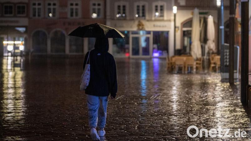 Der Regenschirm darf im Süden in den kommenden Tagen nicht fehlen. Bild: Harald Tittel/dpa