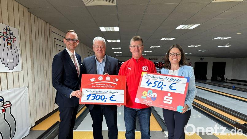 Dieter Held (dritter von links) freute sich mit Stiftungsratsvorsitzendem Thomas Pickel und den Stiftungsräten Landrat Richard Reisinger und Sonja Kalb (von links). Bild: Kathrin Schmidt