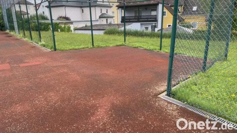 Der Maschendrahtzaun am Allwetterplatz der Grundschule Neustadt/WN ist defekt. Ein Doppeldrahtmattenzaun soll ihn wahrscheinlich ersetzen. Bild: Stadt Neustadt, Thomas Baldauf