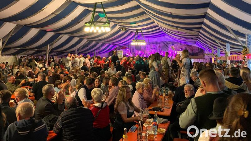 Vom 26. bis 28. September 2025 wird das Fichtelberger Oktoberfest wieder viele Besucher im Festzelt versammeln. Archivbild: Christian Schöler