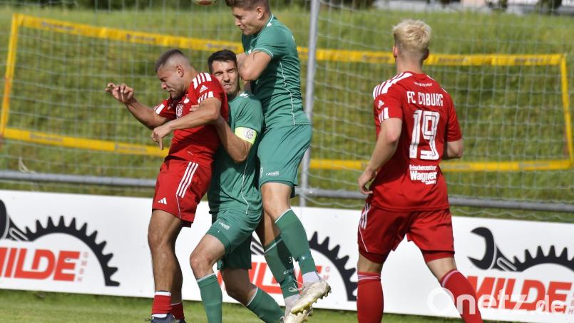 Bei einem der vielen Kopfball-Duelle kam es in der Partie zwischen der DJK Gebenbach und dem FC Coburg zu einem gefährlichen Zwischenfall. Bild: Hubert Ziegler
