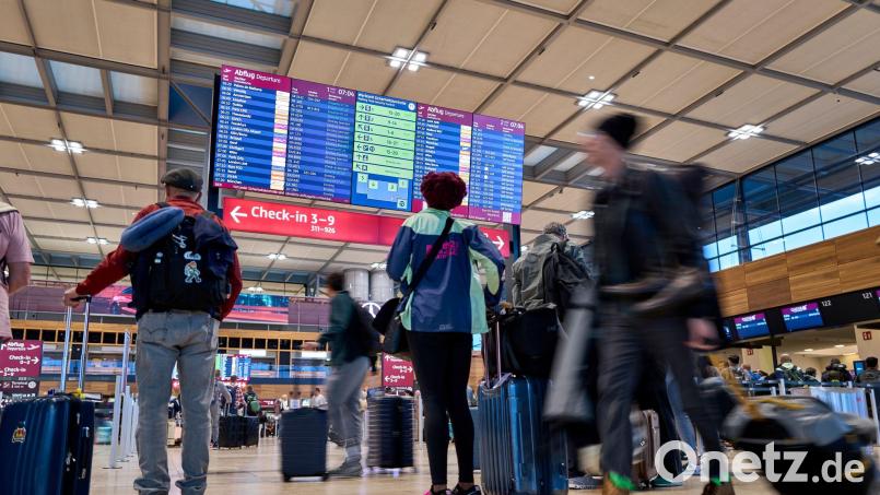 Flugreisende am BER sollten viel Geduld mitbringen. (Archivbild) Bild: Michael Ukas/dpa