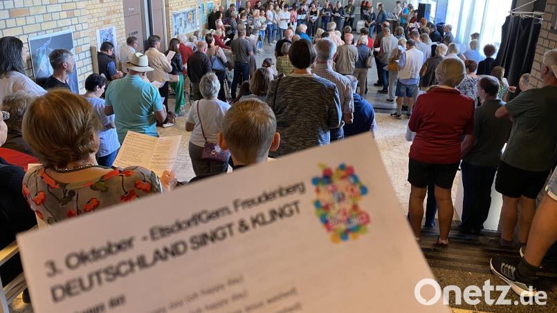 Rund 200 Leute waren im Jahr 2023 zu der musikalischen Danke-Demo am Tag der Deutschen Einheit nach Etsdorf gekommen. Bild: Ina Piehler