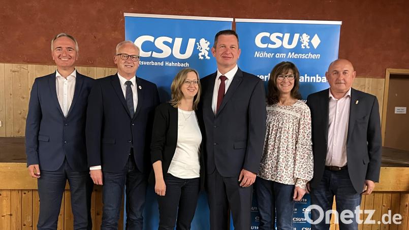 Harald Schwartz (von links) und Bürgermeister Bernhard Lindner freuten sich mit Christine und Dominik Sachsenhauser sowie den Bürgermeistern Evi Höllerer und Georg Götz über das große Vertrauen ihres Bürgermeisterkandidaten. Bild: mma