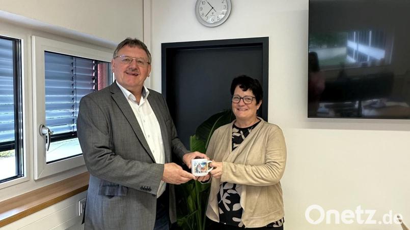 Beim Antrittsbesuch in der Vilsecker Schule überreichte Bürgermeister Hans-Martin Schertl der neuen Rektorin Iris Eckert eine Vilseck-Tasse für ihren täglichen Kaffee. Bild: Stefanie Gradl