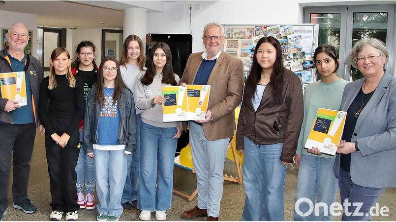 Augusta Hammer-Burgstaller (rechts), Georg Maschke (links), Oberbürgermeister Andreas Feller (Mitte) und Schülerinnen der Schwandorfer Mädchenrealschule im Rathaus: Übergabe der Dokumentation und Auswertung des Fragebogens zum Bahnhof Schwandorf . Bild: Thomas Dobler