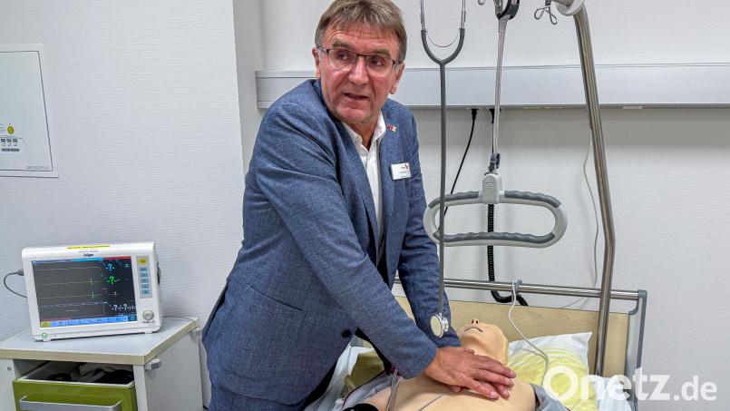 Schulleiter Hans-Jürgen Bruhn führt an einer Hightech-Puppe vor, wie Pflegeschüler im "Skills Lab" genannten Trainingsraum so realitätsnah wie möglich die Behandlung von Patienten üben können. Kameras an der Decke zeichnen alles auf und ermöglichen die Nachbesprechung. Bild: Stephan Huber