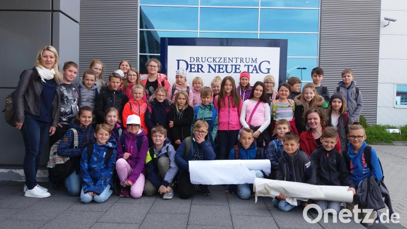Zeitung macht Schule: Pleysteiner Grundschüler besuchen das Druckzentrum in Weiden. Bild: exb