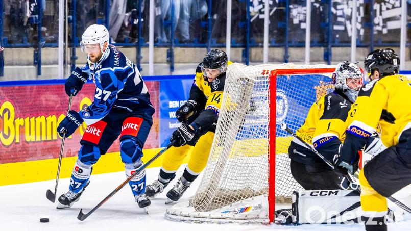 Verteidiger Dominik Bohac (links) wird den Blue Devils Weiden verletzungsbedingt für längere Zeit fehlen. Bild: Tobias Neubert