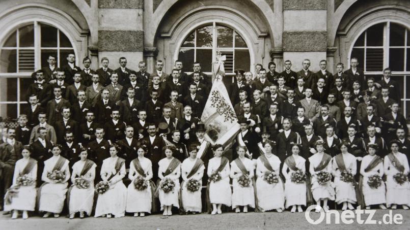 Dieses Bild stammt von der Fahnenweihe 1912 mit den Festdamen in Waldsassen. Schon damals war die Kolpingsfamilie eine starke Gemeinschaft. Repro: jr