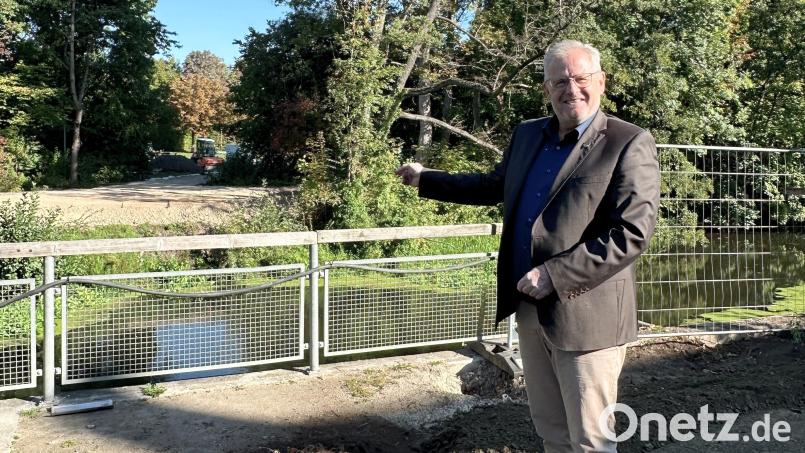 Die neue Fußgängerbrücke soll den Stadtpark mit der Innenstadt barrierefrei verbinden. Oberbürgermeister Andreas Feller machte sich vor Ort ein Bild von der Baustelle. Bild: Lara Schmaus, Stadt Schwandorf