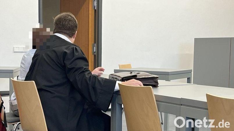 Wegen Körperverletzung, Beleidigung und Sachbeschädigung war der Angeklagte J. am Donnerstag vor dem Amtsgericht Weiden angeklagt. Sein Verteidiger, Rechtsanwalt Daniel Kiss aus Regensburg, war zum ersten Mal in Weiden im Einsatz. Bild: Sonja Kaute