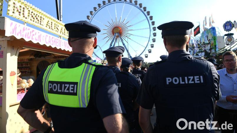 Eine Streife auf der Wiesn machte den 41-Jährigen ausfindig. (Symbolbild) Bild: Felix Hörhager/dpa