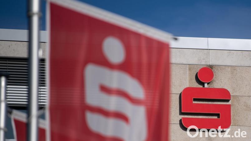 Die Sparkasse Oberpfalz Nord und die Vereinigten Sparkassen Eschenbach, Neustadt, Vohenstrauß stehen vor Gesprächen über eine mögliche Fusion. Symbolbild: Marijan Murat/dpa