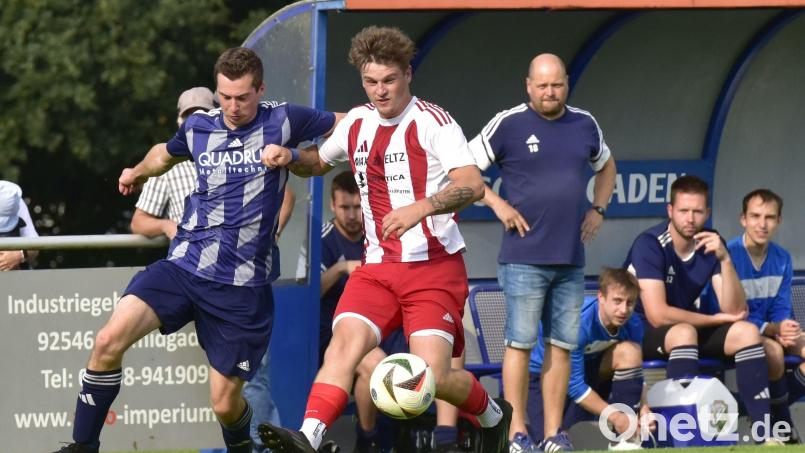 Schmidgadens Trainer Christopher Neidl (Vierter von rechts) bekommt derzeit von seiner Mannschaft (links Jonas Lehner) nicht viel Gutes zu sehen. Am Sonntag geht es jetzt auch noch zum Spitzenteam TV Nabburg. Bild: mhs