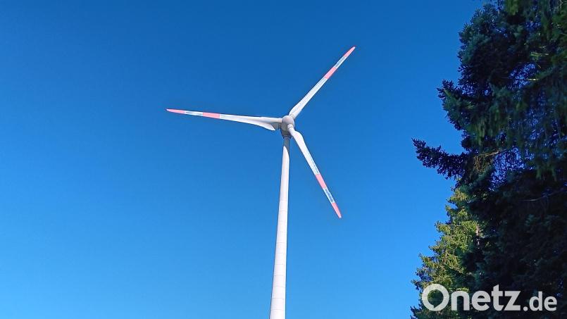 Windräder wie hier bei Asch (Gemeinde Mähring) sollen auch an weiteren Standorten im Landkreis Tirschenreuth möglich sein. Vor einem Beschluss über Vorranggebiete führt der Regionale Planungsverband Oberpfalz Nord ein öffentliches Beteiligungsverfahren durch. Bild: as
