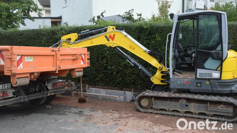 Mitarbeiter des Bauhofs Irchenrieth versuchen die kaputte Wasserleitung in der Leuchtenberger Straße zu reparieren. Bild: fz