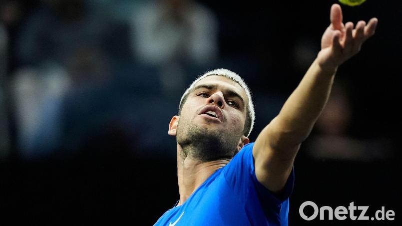 Carlos Alcaraz gewinnt sein Erstrundenmatch in Tokio trotz zwischenzeitlicher Probleme mit dem Fuß. (Archivbild) Bild: Jeff Chiu/AP/dpa