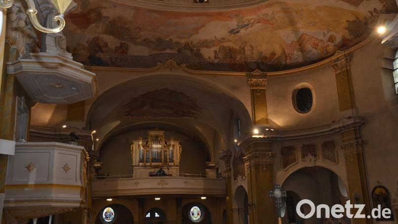 Die katholische Stadtpfarrkirche in Vohenstrauß wird für mindestens 1,8 Millionen Euro saniert und einer dringend benötigten Erneuerungskur unterzogen. Bild: dob