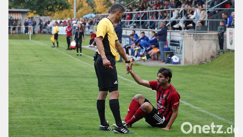 Manchmal ist man auch dem Schiedsrichter für jede Hilfe dankbar: Paul Weidhas kehrt nach überstandenen Rückenproblemen zum Heimspiel gegen den TB Roding in den Kader des SC Luhe-Wildenau zurück. Bild: Dieter Jäschke