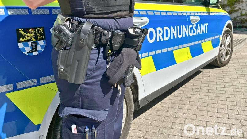 Die neuen Pfefferspray-Geräte zählen ab sofort zur Ausrüstung der Schwandorfer ADO-Kräfte. Bild: Andreas Hofmeister/Stadt Schwandorf