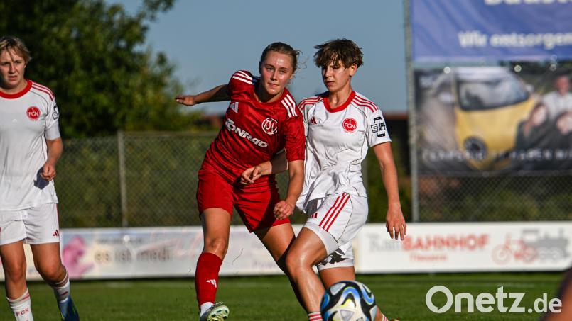 Zuletzt kassierte der TSV Theuern eine 1:2-Heimniederlage gegen den 1. FC Nürnberg II. Beim FC Ruderting warten auf Mathilda Lacher (links) und Co. gewiss keine leichtere Aufgabe. Bild: Loeffler, Jonas