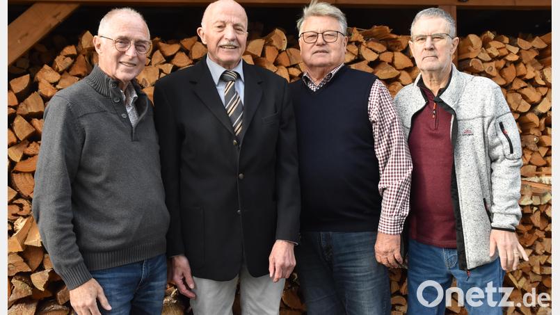 Josef Gebhardt (Zweiter von links) mit den Gratulanten von 7er- Kameradschaft, Schnupferclub Latsch und Tierfriedhof- Förderverein. Bild: hcz