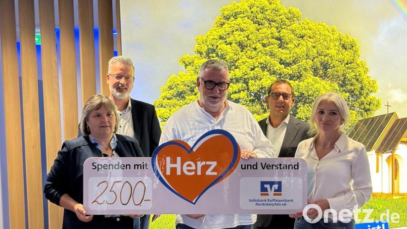 Übergabe des Spendenschecks durch die Volksbank Raiffeisenbank Nordoberpfalz Bild: Stadt Weiden i.d.OPf.