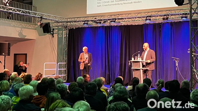 Am Mittwoch sprach Ahmad Mansour in der Aula der FOS/BOS Weiden über den Nahostkonflikt, Demokratie und Antisemitismus. Bild: Mutiara Sudarma