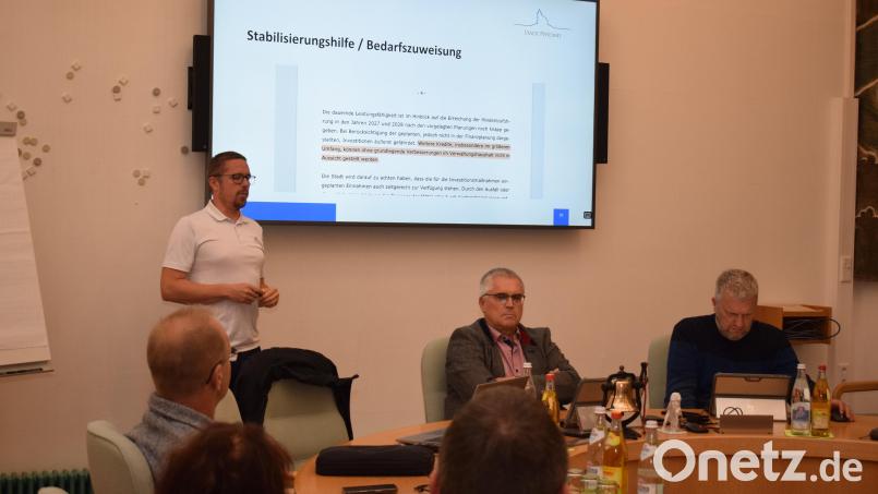 Sehr ausführlich erläutert Kämmerer Christian Hechtl (stehend) das Wesen der Stabilisierungshilfe und die Konsequenzen, die sich daraus für Pfreimd ergeben. Bild: bnr