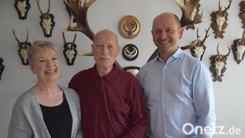 Seinen 80. Geburtstag durfte in den vergangenen Tagen Jimmie Davis aus Ensdorf zusammen mit seiner Frau Monika und Bürgermeister Hans Ram feiern, der dem Jubilar zu seinem Ehrentag für die Gemeinde Ensdorf gratulierte. Bild: bö