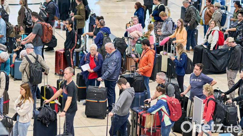 Wer von Berlin aus in den Urlaub fliegen will, braucht zurzeit vor allem eines: Geduld. Bild: Michael Ukas/dpa