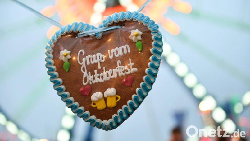 Die Besucherinnen und Besucher der Wiesn müssen sich auf Wolken einstellen. (Symbolbild) Bild: Felix Hörhager/dpa