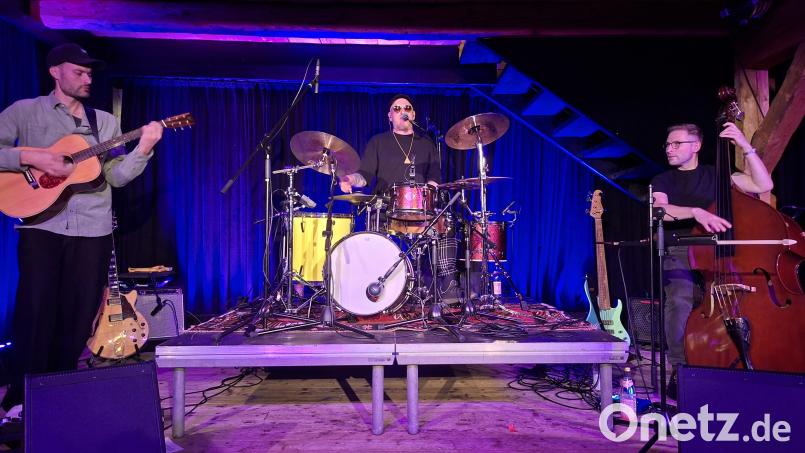 Flo Mega (Mitte) wird bei seinem Konzert auf dem Schafferhof von den beiden hervorragenden Musikern Alex Eckert (links) und Gerald Wilms (rechts) begleitet. Bild: prh