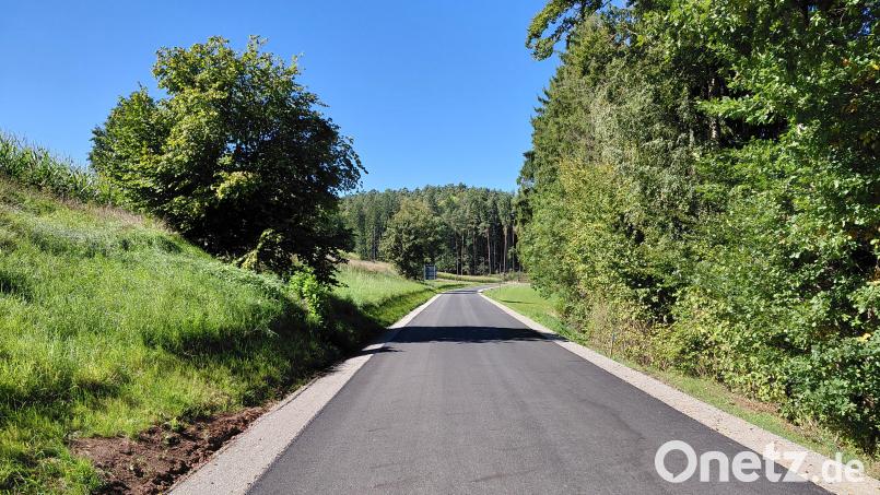 Noch fehlen Leitpfosten und Markierungen: Doch im großen Ganzen ist die Kreisstraße Zintlhammer-Hub fertig. Die Arbeiten dauern wohl noch zwei Wochen. Bild: Bernhard Piegsa
