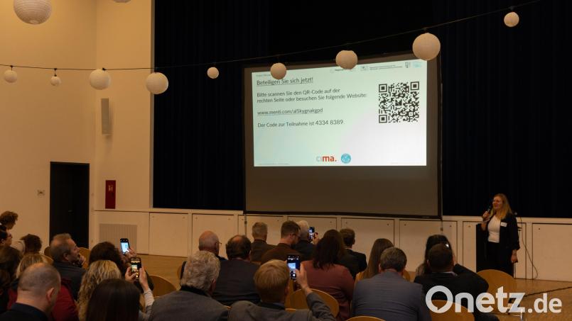Dass Partizipation nicht nur ein Schlagwort bleibt, zeigte schon die Auftaktveranstaltung. Über ein Online-Tool konnten die Gäste ihre Antworten per Smartphone einbringen. Bild: Roland Wellenhoefer