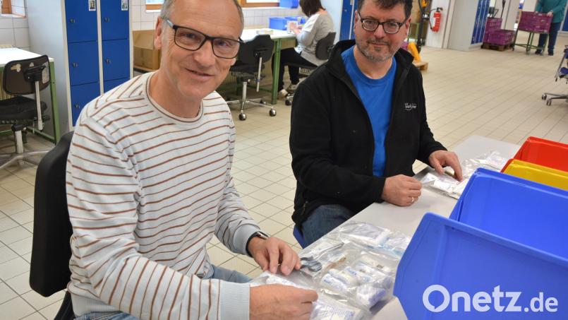 Waldsassens Bürgermeister Bernd Sommer (links) wurde vom Wiesauer Thomas Fröhlich in das Bestücken von Verbandskastentaschen eingewiesen. Bild: jr