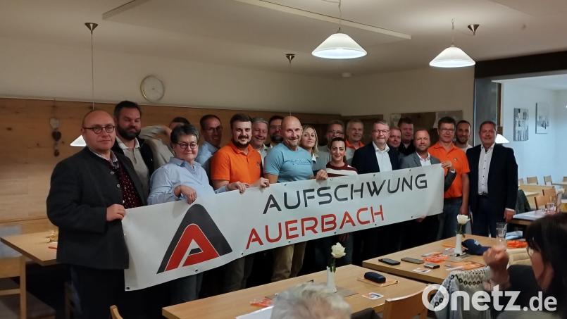 Das sind die 20 Stadtratskandidaten von Aufschwung Auerbach. Ganz rechts im Bild Bürgermeister Joachim Neuß. Vordere Reihe von links: Andreas Götz, Petra Zeltner, Christoph Ziegler, Thomas Deml, Ingeborg Eckert, Jaklin Masi, FW-Kreisvorsitzender Hans Martin Grötsch, MdL Bernd Heinisch, Dieter Hofmann, Joachim Neuß; hintere Reihe von links: Maxi Hofmann, Holger Eckert, Michael Streit, Michael Lehner, Thomas Meyer, Josef Stiefler-Ebert, Torsten Kaufmann, Christian Trenz und Andreas Beyer. Bild: Monika Ziegeler