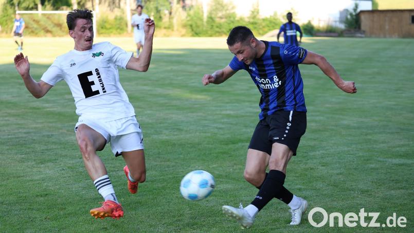 Moritz Zeitler (rechts/Szene aus einem Testspiel gegen Ammerthal) traf für die SpVgg SV Weiden zum 1:1 in Cham. Archivbild: Dieter Jaeschke
