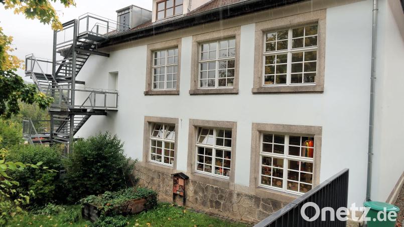 Im Dach- und Obergeschoss der Friedenfelser Grundschule ist bereits eine Fluchttür zur Außentreppe (links im Bild) vorhanden. Wegen verschärften Brandschutzmaßnahmen muss nun auch eine Fluchttür im Erdgeschoss (hinter dem Busch) eingebaut werden. Ein Anschluss an die Fluchttreppe ist bereits vorhanden. Bild: bsc