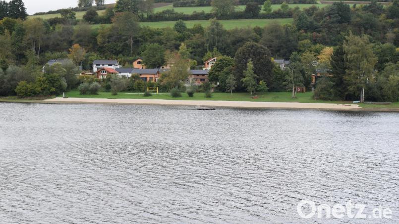 Die neue Uferbefestigung im Bereich des Badeplatzes erleichtert den Zugang und steigert so die Attraktivität des Stausees. Bild: bnr