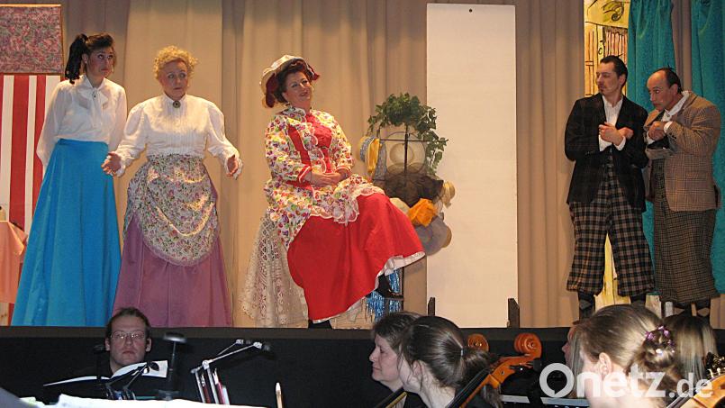 Julia Thoma bei ihrem ersten Beitrag im Musical &quot;Hallo Dolly&quot; im Jahr 2009 in der Rolle der Minnie (links). Bild: Archiv Kreismusikschule