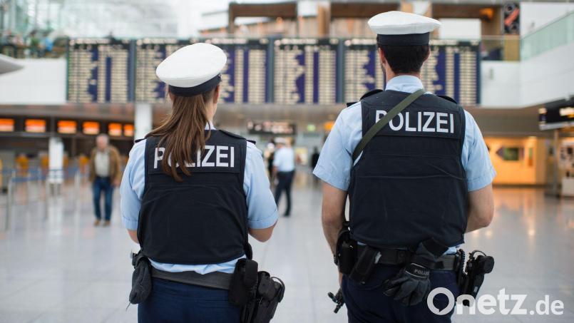 Nach einem Hinweis aus der Schweiz hat die Bundespolizei am Münchner Flughafen bei der Einreise einen wegen Millionenbetrugs international gesuchten Passagier festgenommen. (Symbolbild) Bild: picture alliance / dpa